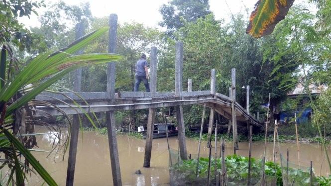 Cây cầu của gia đình bà Huê thấp hơn 0,5m so với những cây cầu khác