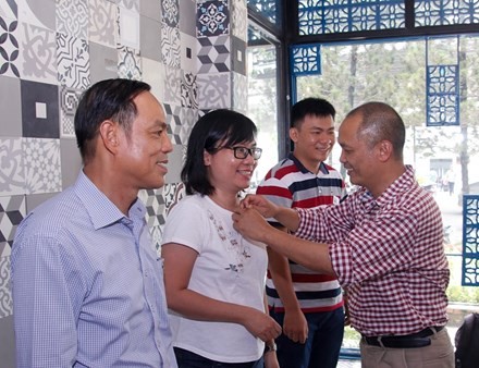 Ông Phạm Ngọc Thanh (ngoài cùng bên trái) trở thành sinh viên CNTT.
