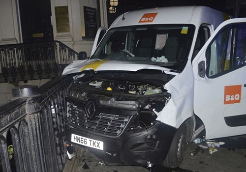  Chiếc xe van được sử dụng trong vụ tấn công trên cầu London. Ảnh: Telegraph