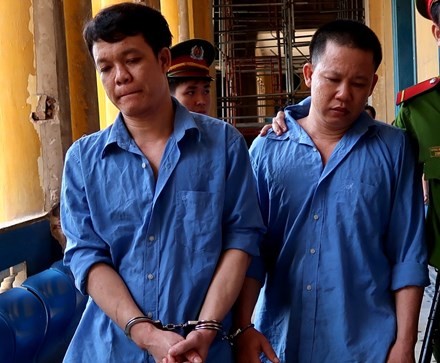 Hai bị cáo tại tòa phúc thẩm ngày 12/6. Ảnh: Tân Châu