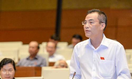 Đại biểu Trần Văn Minh (Quảng Ninh) chất vấn về tình trạng lạm chi ngân sách. Ảnh:Quốc hội