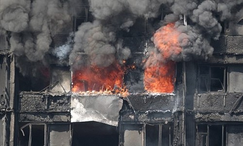 Tháp chung cư Grenfell ở London bị lửa thiêu rụi.