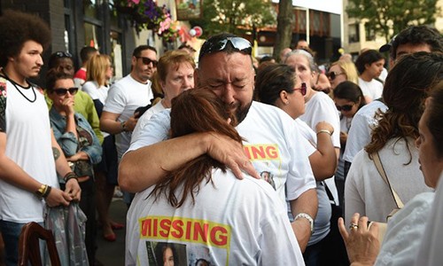 Gia đình của những người mất tích đau đớn khi chờ đợi tin tức. Ảnh: NYT