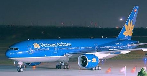  Máy bay tại Nội Bài và Tân Sơn Nhất hay bị chiếu đèn công suất lớn. Ảnh: Xuân Hoa