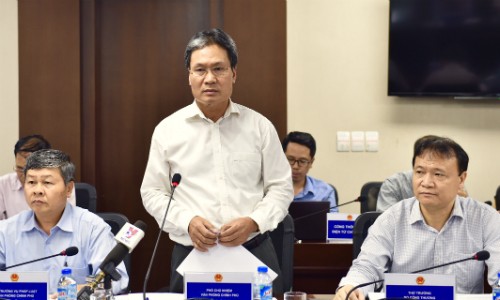 Phó chủ nhiệm Văn phòng Chính phủ - Nguyễn Cao Lục (giữa) đốc thúc EVN tiết giảm chi phí, cơ cấu và thoái vốn tại các doanh nghiệp để tăng hiệu quả đầu tư. Ảnh: Nhật Bắc