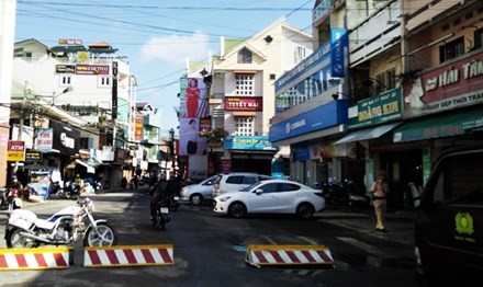 Cấm ô tô trên 24 chỗ và xe tải trên 2,5 tấn vào đường Nguyễn Văn Trỗi.