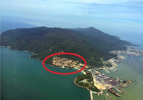  Bán đảo Sơn Trà nhìn từ trên cao, vùng khoanh đỏ là điểm phát hiện 40 móng biệt thự không phép xày xới bán đảo. Ảnh: Nguyễn Đông.