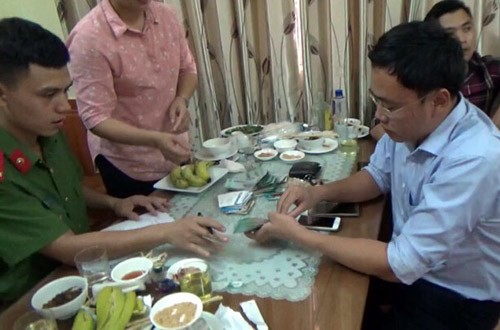  Bị can Lê Duy Phong khi bị bắt quả tang nhận tiền tại quán ăn. Ảnh: Công an nhân dân