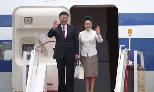  Chủ tịch Trung Quốc Tập Cận Bình và phu nhân Bành Lệ Viện tới Hong Kong. Ảnh: Xinhua.