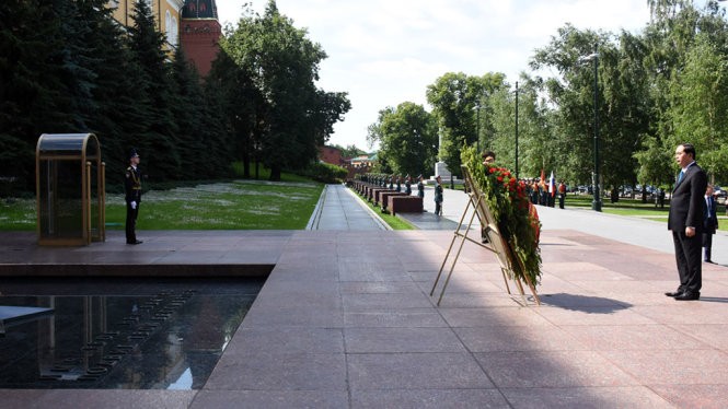 Chủ tịch nước Trần Đại Quang viếng Đài tưởng niệm Liệt sĩ vô danh Liên bang Nga ở thủ đô Moscow sáng 29/6.