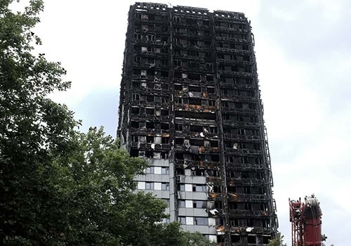  Chung cư 24 tầng Grenfell ở London hai tuần sau vụ hỏa hoạn xảy ra ngày 14/6. Ảnh: Guardian.
