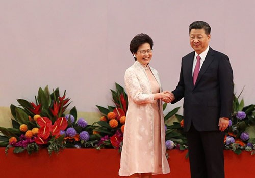  Ông Tập Cận Bình và bà Carrie Lam tại lễ nhậm chức Trưởng đặc khu hành chính Hong Kong ngày 1/7. Ảnh: SCMP.