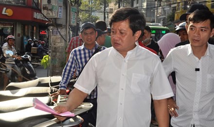 Ông Đoàn Ngọc Hải, Phó Chủ tịch UBND quận 1 (TPHCM) thay mặt chính quyền gửi lời xin lỗi người dân vì dự án bị treo nhiều năm. 