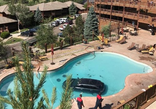  Một bà cụ hơn 70 tuổi đã nhầm lẫn giữa chân ga và chân phanh nên phi thẳng xe xuống bể bơi ngoài trời tại một khu nghỉ dưỡng ở bang Colorado, Mỹ, hôm 3/7. Ảnh: BBC.