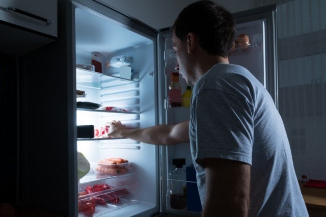 Bảo quản thực phẩm trong tủ lạnh chỉ là cách kìm hãm sự phát triển của vi khuẩn. Ảnh: Cheatsheet.