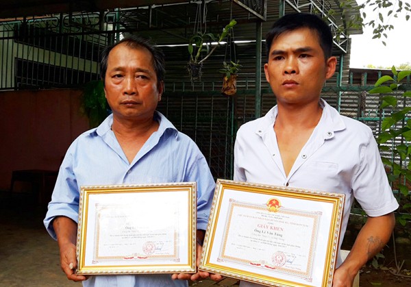 Người dân nhận bằng khen của UBND tỉnh Kon Tum vì đã nỗ lực cứu người bị nạn. Ảnh: N.H.
