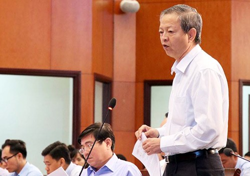 Phó chủ tịch UBND TP HCM Lê Văn Khoa trả lời các đại biểu.