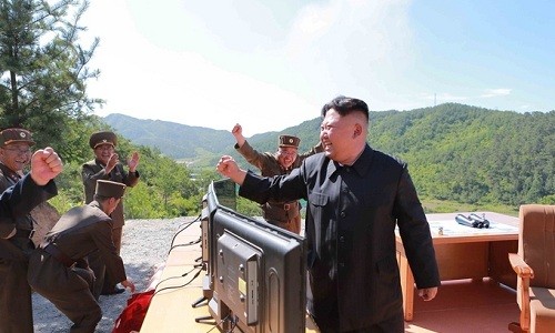 Lãnh đạo Triều Tiên Kim Jong-un tươi cười sau vụ phóng thử ICBM. Ảnh: KCNA.