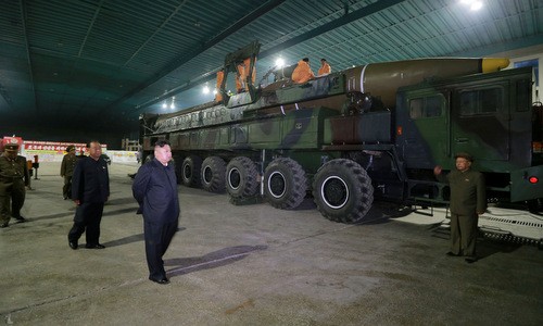 Nhà lãnh đạo Triều Tiên Kim Jong-un kiểm tra tên lửa Hwasong-14 trước khi phóng. 