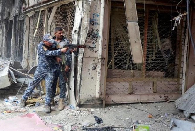 Binh sĩ Iraq tìm diệt chiến binh IS tai Mosul hôm 7/7. Ảnh: Reuters