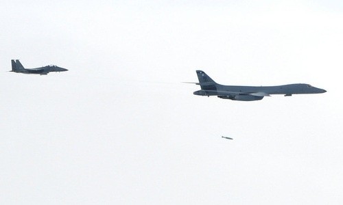 Chiếc B-1B ném bom xuống bãi thử tại Gangwon