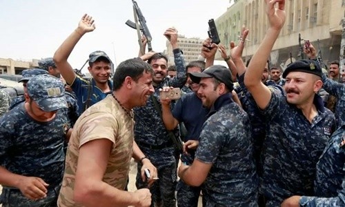 Các binh sĩ Iraq ngày 8/7 ăn mừng thắng lợi khi tiến vào được trung tâm Mosul. Ảnh: Reuters.