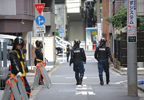  Cảnh sát tuần tra trên đường phố Tokyo, Nhật Bản. Ảnh: The Economist.