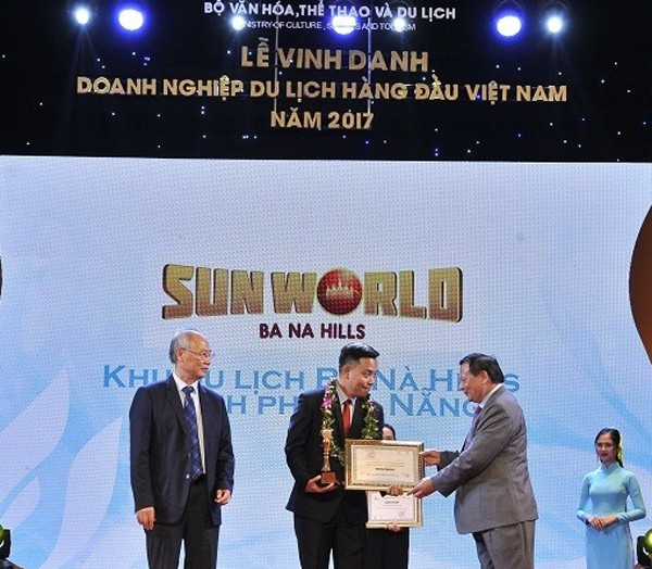 Trao tặng danh hiệu 'Khu du lịch hàng đầu Việt Nam 2017' cho Sun World Ba Na Hills