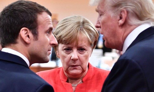 Tổng thống Pháp Emmanuel Macron (trái), Thủ tướng Đức Angela Merkel (giữa) và Tổng thống Mỹ Donald Trump trao đổi tại hội nghị G20. Ảnh: AFP.