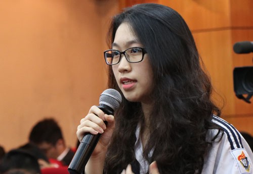 Nữ sinh THPT Việt Đức phát biểu tại buổi tiếp xúc cử tri chuyên đề với thanh niên của đoàn đại biểu Quốc hội TP Hà Nội ngày 19/3. Ảnh: Võ Hải.