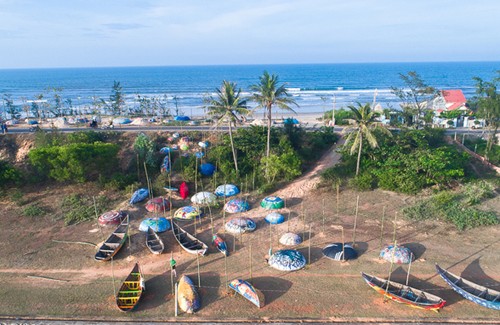  Hơn 110 bức tranh thuyền thúng được sắp đặt dưới tán cây dừa, bãi biển xã Tam Thanh. Ảnh: Hà Nguyễn.