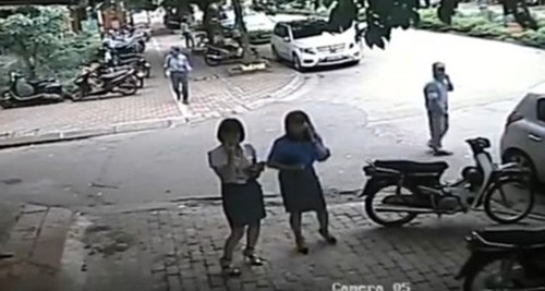  Hai cán bộ UBND quận Thanh Xuân trong video đăng tải trên mạng xã hội. Ảnh cắt từ video.
