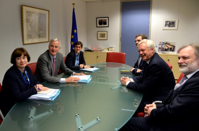 Phái đoàn đàm phán Brexit của Anh và EU trong cuộc họp hôm 17/7 tại Brussels (Bỉ). Ảnh: Reuters.