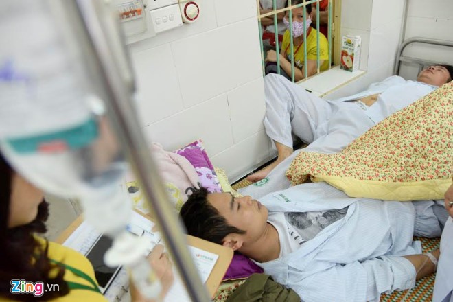 Bệnh nhân sốt xuất huyết đang điều trị tại khoa Truyền nhiễm - Bệnh viện Bạch Mai. Ảnh: Quỳnh Trang. 