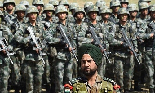  Quân đội Trung Quốc và Ấn Độ đối đầu căng thẳng một tháng qua tại biên giới. Ảnh: AP.