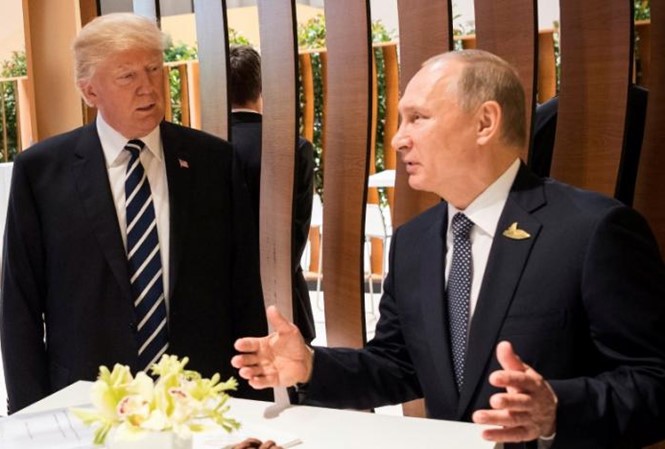 Tổng thống Trump và Tổng thống Putin trò chuyện trong lễ khai mạc Hội nghị Thượng đỉnh G20 tại Hamburg (Đức) hôm 7/7. Ảnh: Reuters