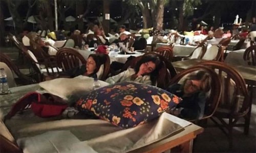Nhiều du khách đã phải qua đêm bên ngoài, trước cửa sân khách sạn vì vụ động đất. 