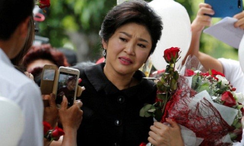 Cựu thủ tướng Thái Lan Yingluck Shinawatra xúc động khi được nhiều người ủng hộ sau một phiên tòa.