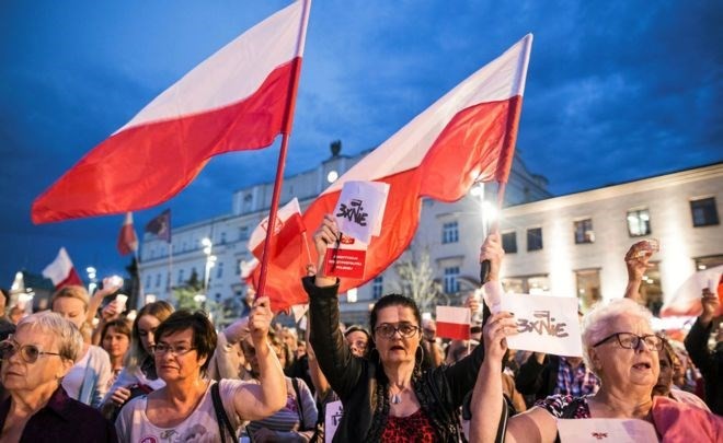 Biểu tình phản đối dự luật cải cách Tòa án Tối cao ở Ba Lan. (Nguồn: Reuters)