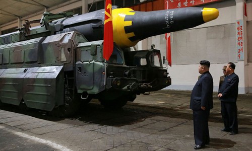 Nhà lãnh đạo Triều Tiên Kim Jong-un đứng cạnh một tổ hợp tên lửa đạn đạo.