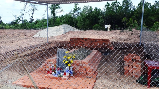 Ngôi mộ của vợ vua Tự Đức bị san ủi đã được phục dựng lại tạm thời.