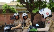 Hai nữ cảnh sát đang đi tuần bằng xe máy trên đường phố Jaipur