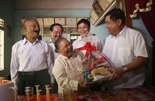 Bộ trưởng Bộ KH&ĐT Nguyễn Chí Dũng thăm gia đình bà Hồ Thị Giờ (Khe Sanh, Quảng Trị) – gia đình có công với cách mạng.