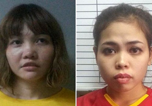 Đoàn Thị Hương (trái) và Siti Aishah khai trước tòa rằng vụ ám sát Kim Jong-nam là trò chơi khăm trên truyền hình. Ảnh: BBC.