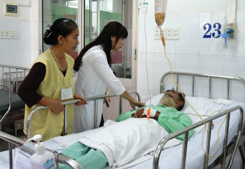  Bệnh nhân điều trị rắn cắn tại Bệnh viện Chợ Rẫy. Ảnh: T.P