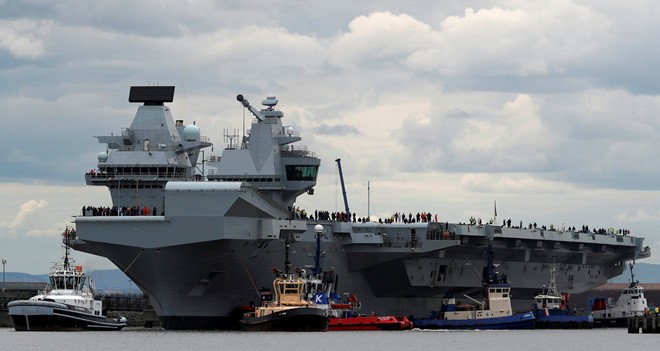 Tàu sân bay HMS Queen Elizabeth, chiến hạm lớn nhất và uy lực nhất của hải quân Anh. Ảnh: Reuters.