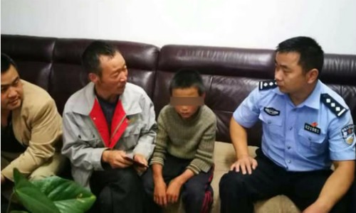 Miu và bố tại đồn cảnh sát. Ảnh: Yunnan.cn