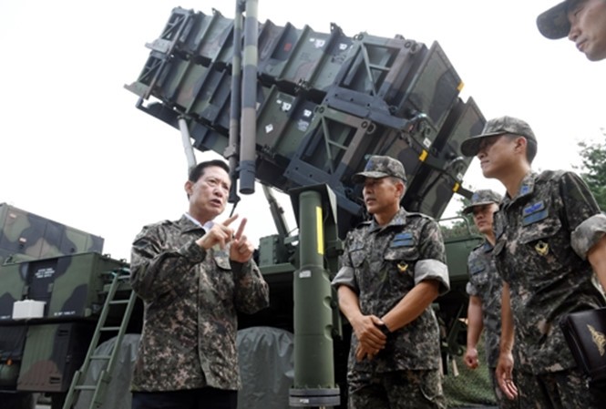 Bộ trưởng Quốc phòng Hàn Quốc Song Young-moo thăm một đơn vị tên lửa Patriot địa phương chưa xác định vào ngày 30/7. Ảnh: Yonhap