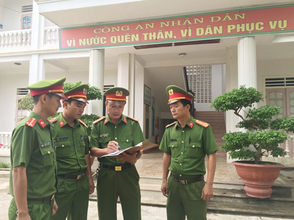 Trung tá Nguyễn Sỹ Chương trao đổi kế hoạch công tác với các cán bộ, chiến sỹ Đội Trinh sát, Trại giam số 3. 