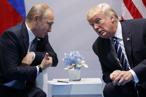  Tổng thống Nga Vladimir Putin gặp Tổng thống Mỹ Donald Trump bên lề hội nghị thượng đỉnh G20 tại Hamburg, Đức. Ảnh: AP.